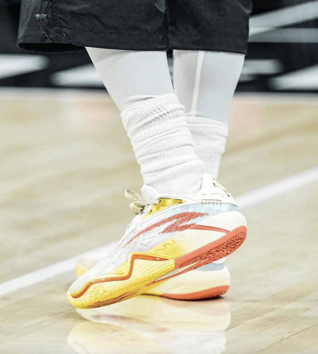 布TA的复出指日可待？国际鞋履｜全新签名鞋发(图5)