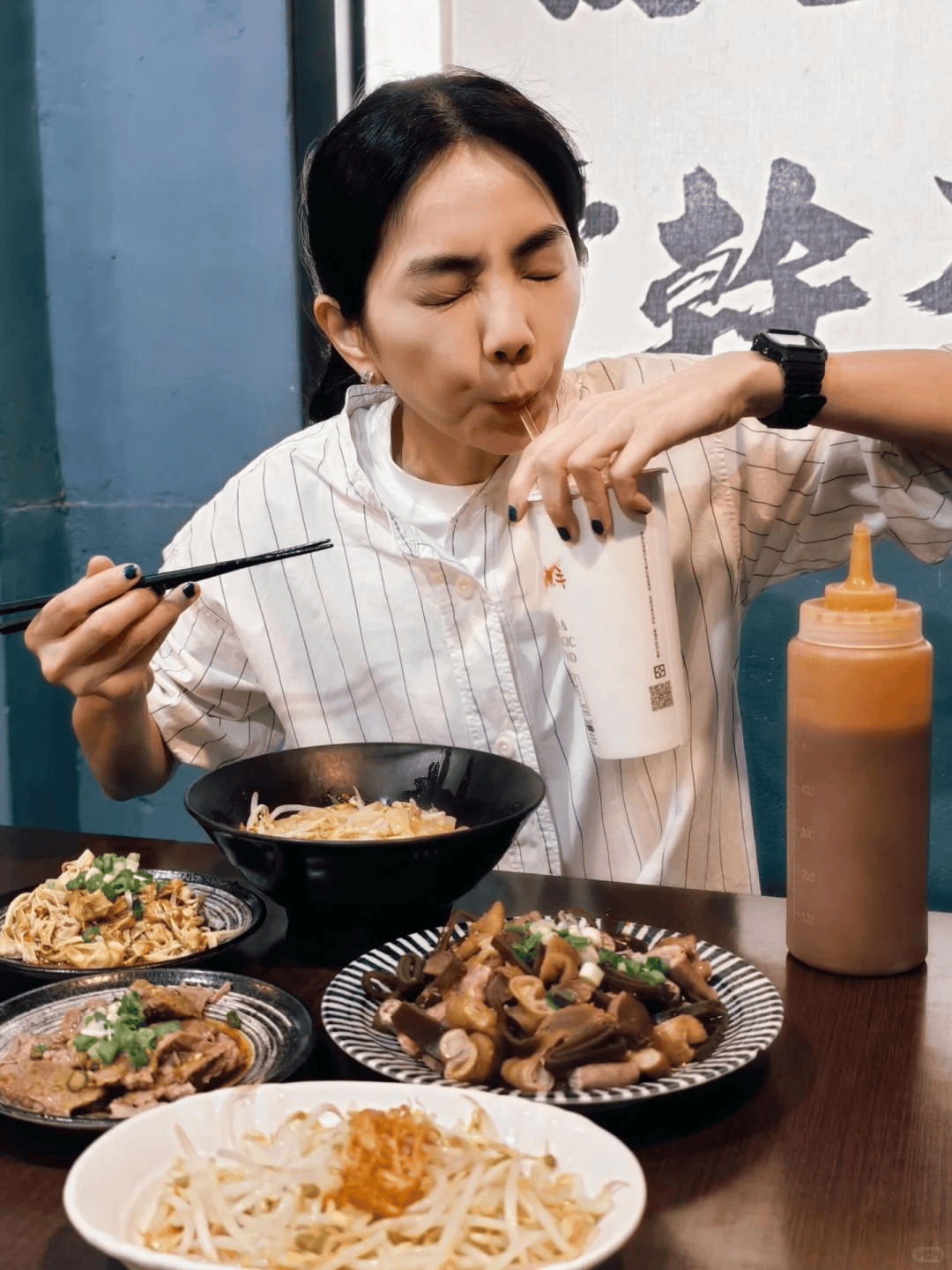 扮朴素状态好蹲地给父母剪指甲显孝顺陈嘉桦（Ella）带儿子回乡下打(图4)